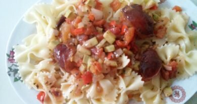 Рецепт вкусной лапши с овощным соусом и сливами, с фото