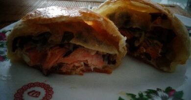 Запечённая в духовке красная и белая рыба с соусом, а также рыба в кляре