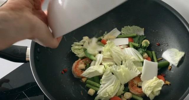 Салат с креветками. 7 простых и вкусных рецептов с фото приготовления салатов