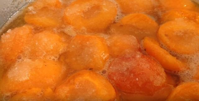 Янтарное варенье из абрикосов