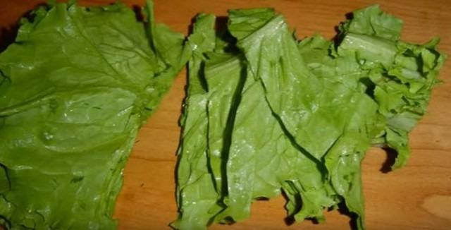 рвём листья салата
