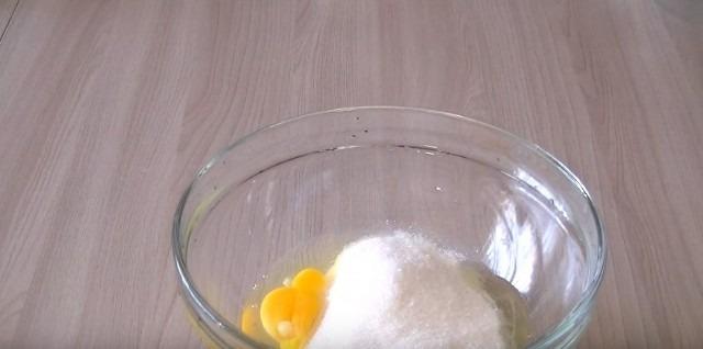 В яйца добавляем сахар