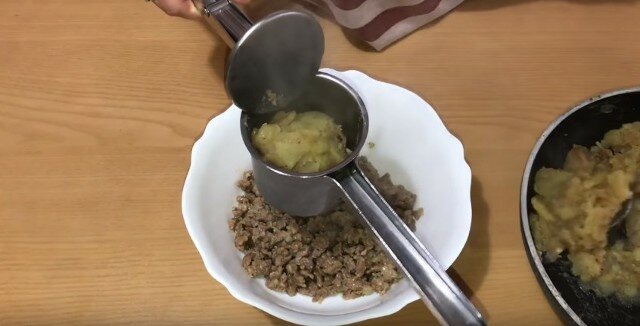 добавляем картошку к мясу