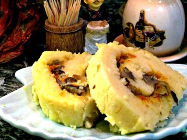 Картофельный рулет с грибами и овощами