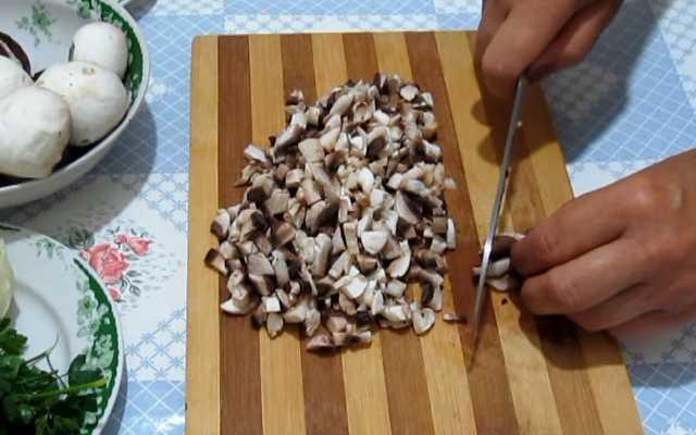 нарезать грибы