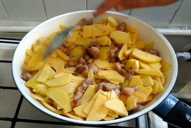Как жарить картошку с грибами – лучшие пошаговые рецепты приготовления