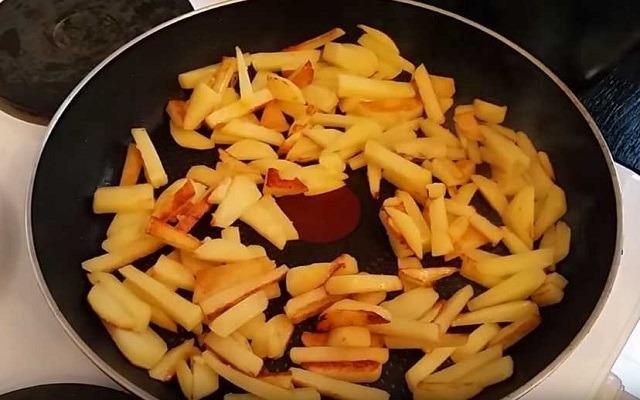 обжарить картошку