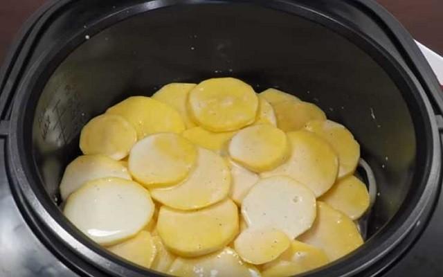 заливаем картошку 